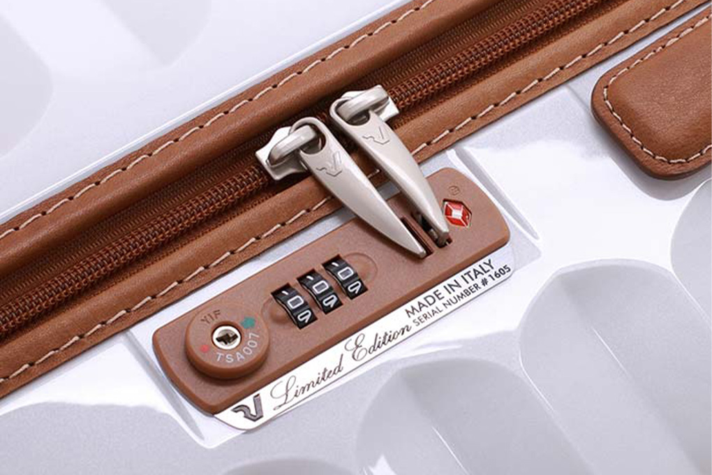 Vali Roncato Elite Trâu Oai Hùng - Tận Hưởng - Size M khóa an toàn