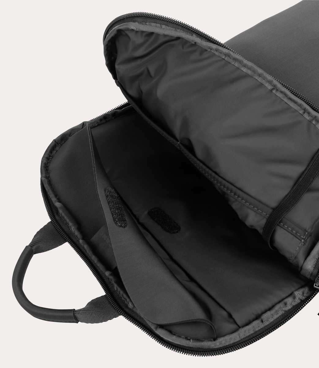 Balo Tucano Flat M 13” - Black khả năng chứa thông minh