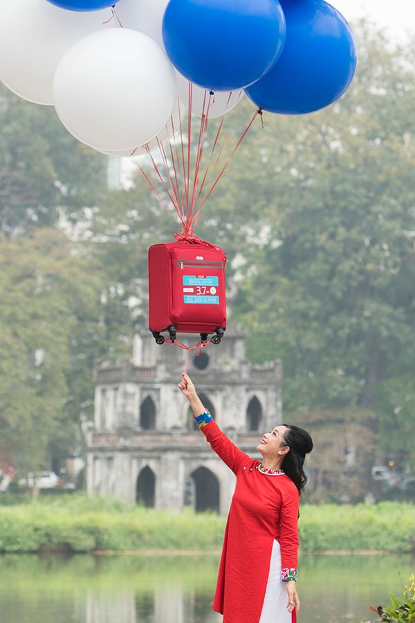 Vali Heys Xero G cùng nghệ sĩ Chiều Xuân tại Hồ Hoàn Kiếm Hà Nội.