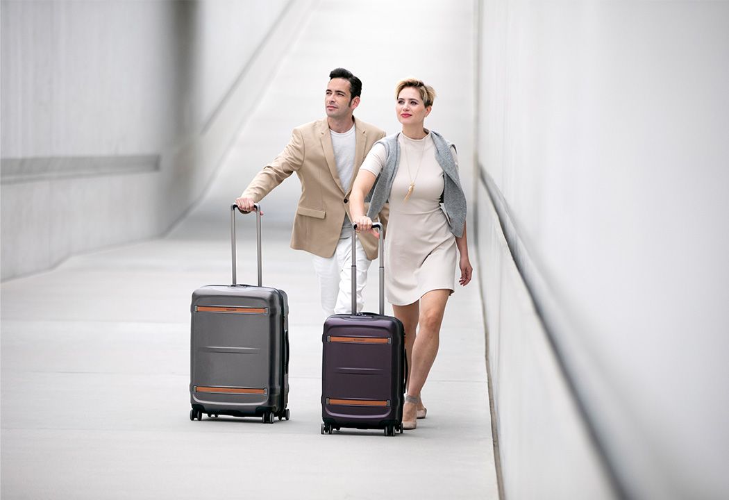 Vali vải hay nhựa tốt hơn? So sánh để lựa chọn dễ dàng!