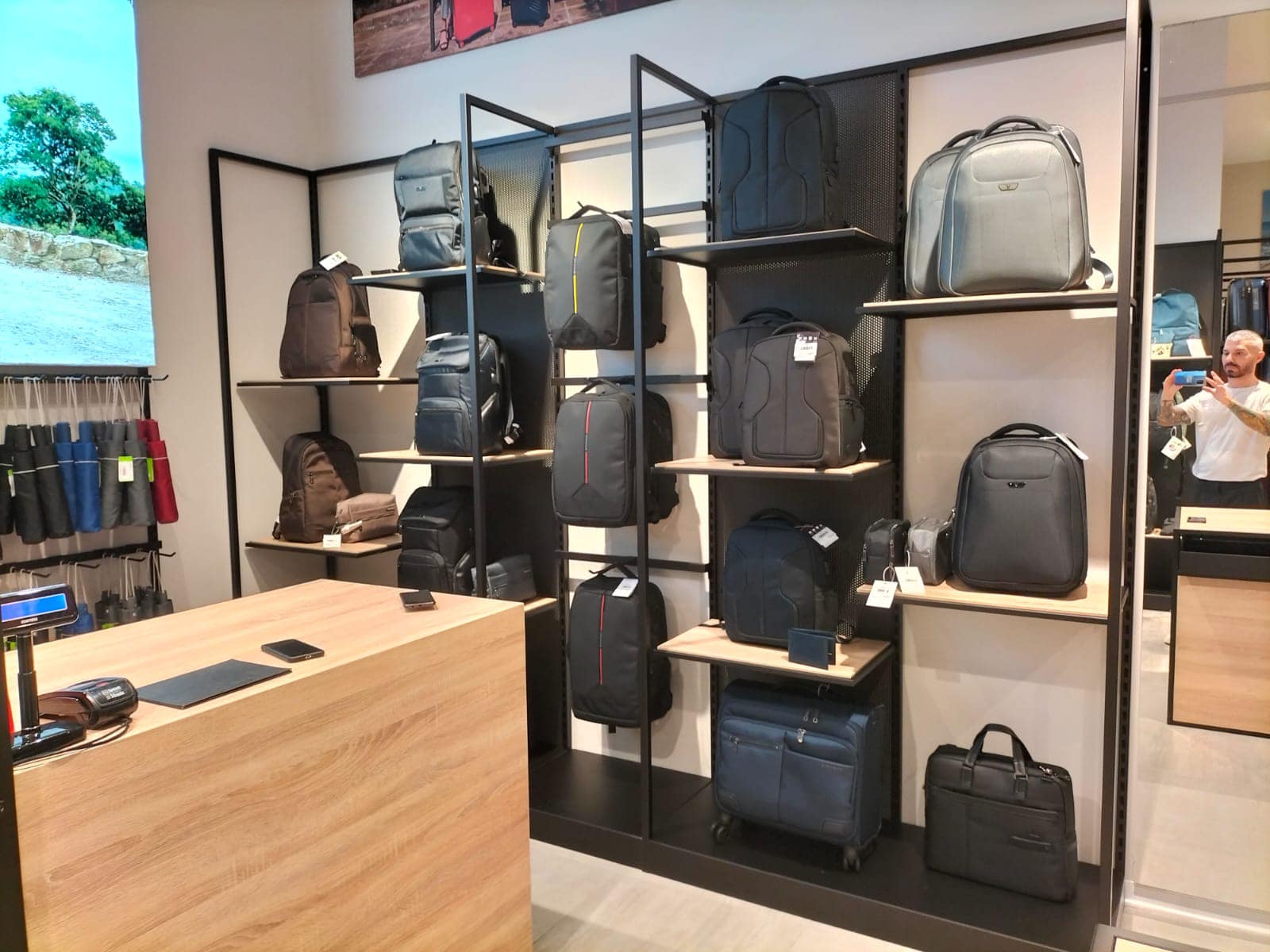 Kinh nghiệm mua túi xách nam đeo chéo tại Hà Nội