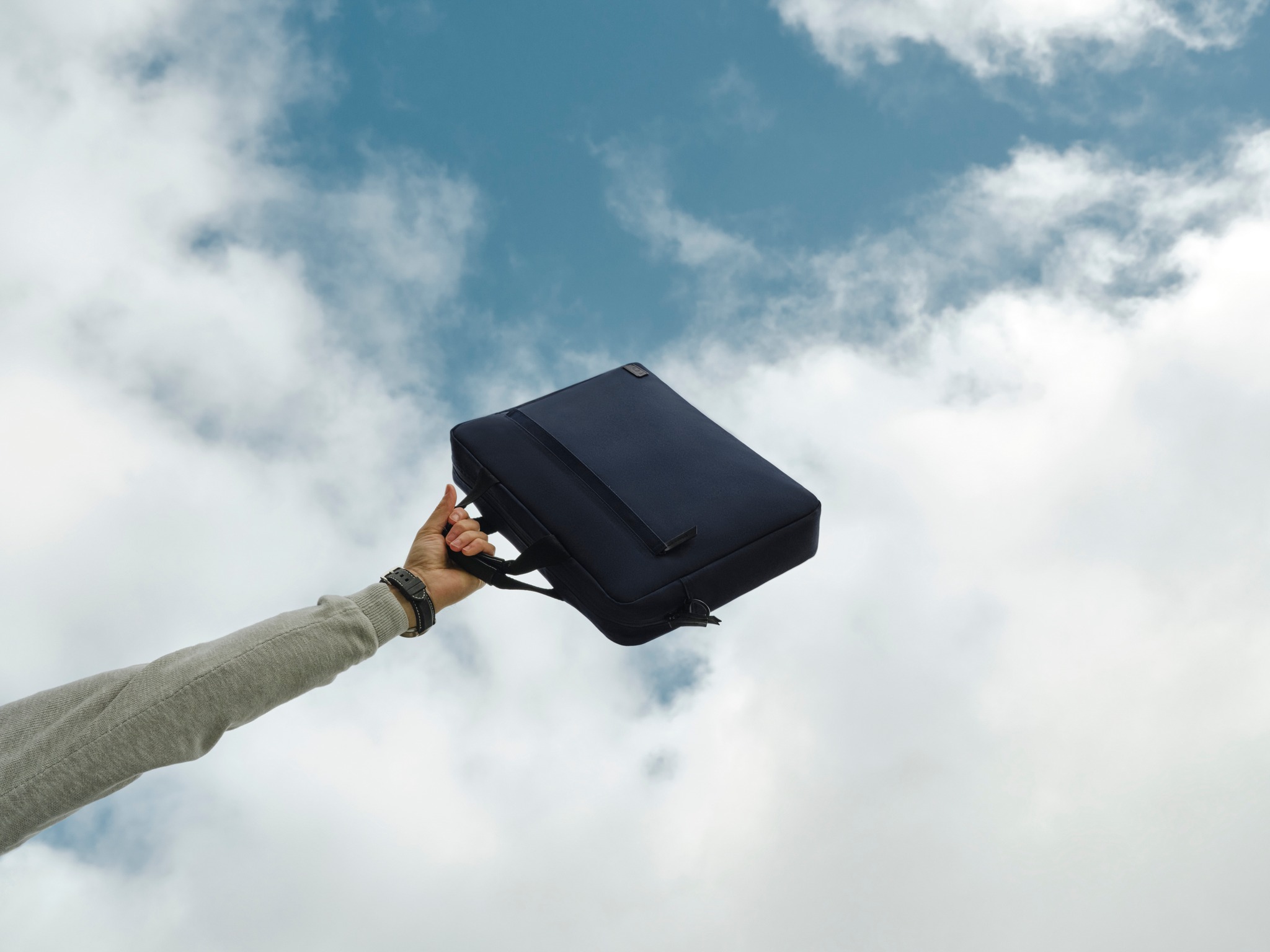 Các hãng túi xách nam nổi tiếng AVGA