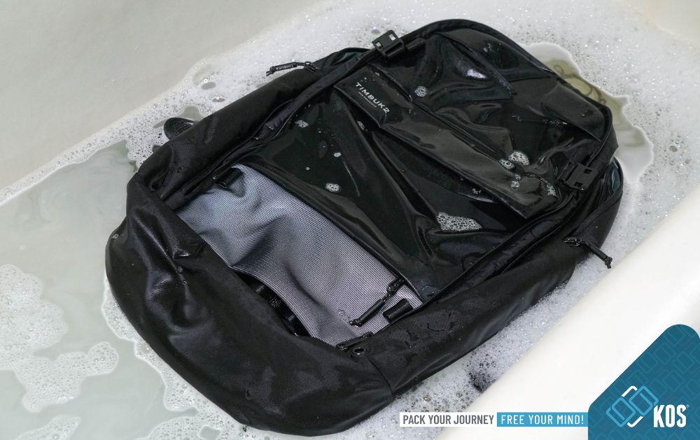 Giặt balo bằng tay 