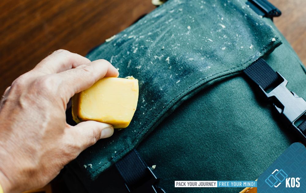 Sử dụng sáp chuyên dụng để giặt cặp