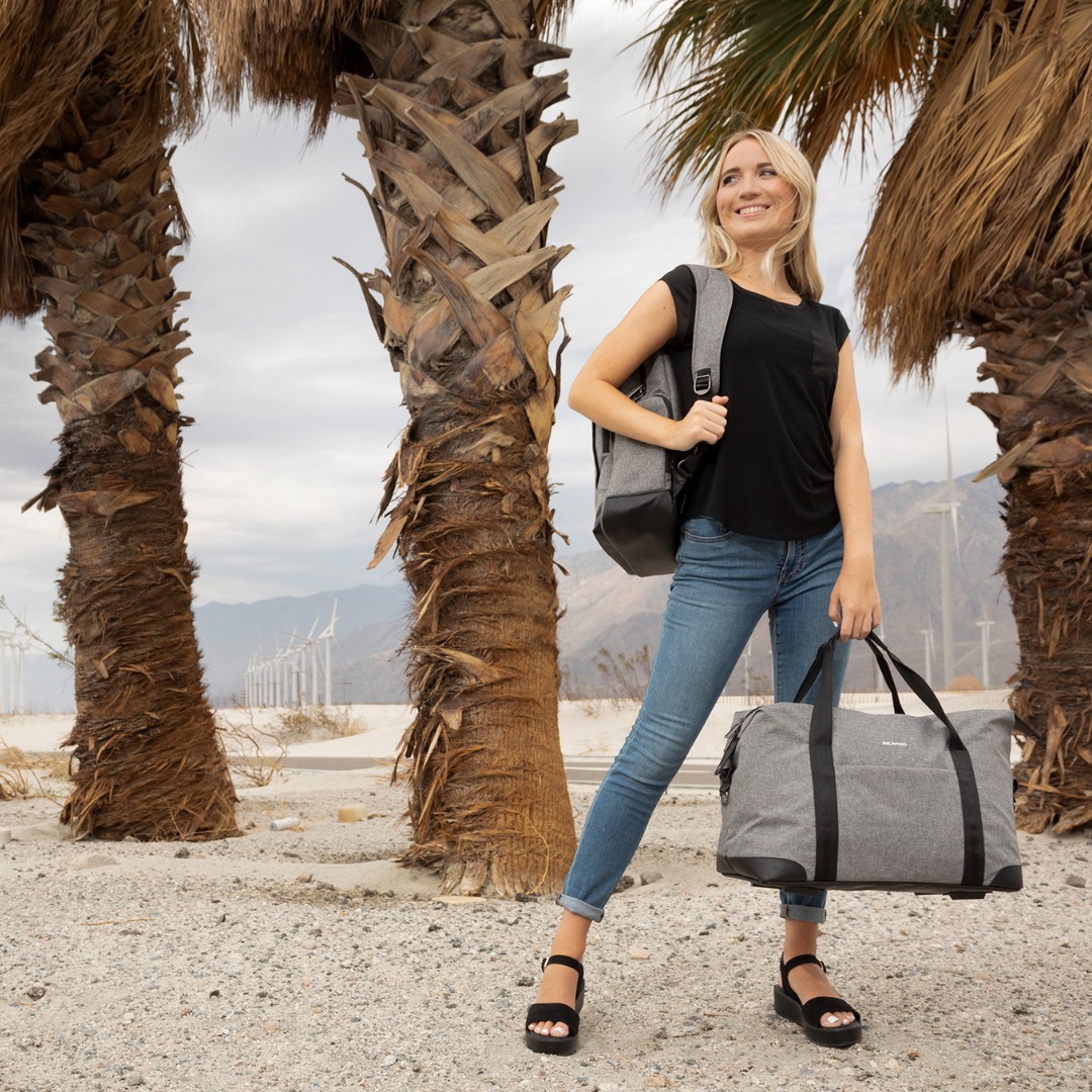 Đi máy bay nên mang balo hay vali