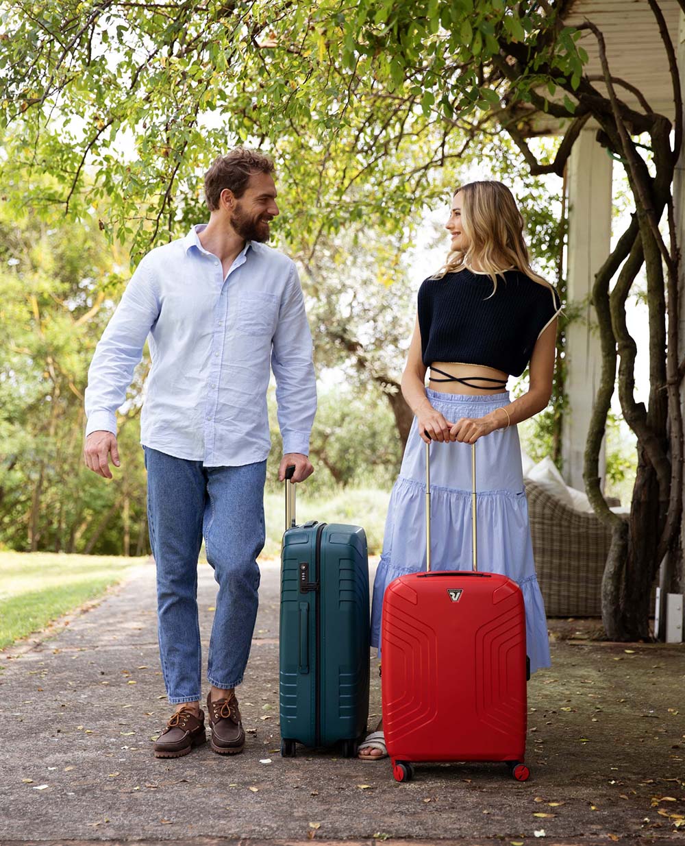 Đi máy bay nên mang balo hay vali