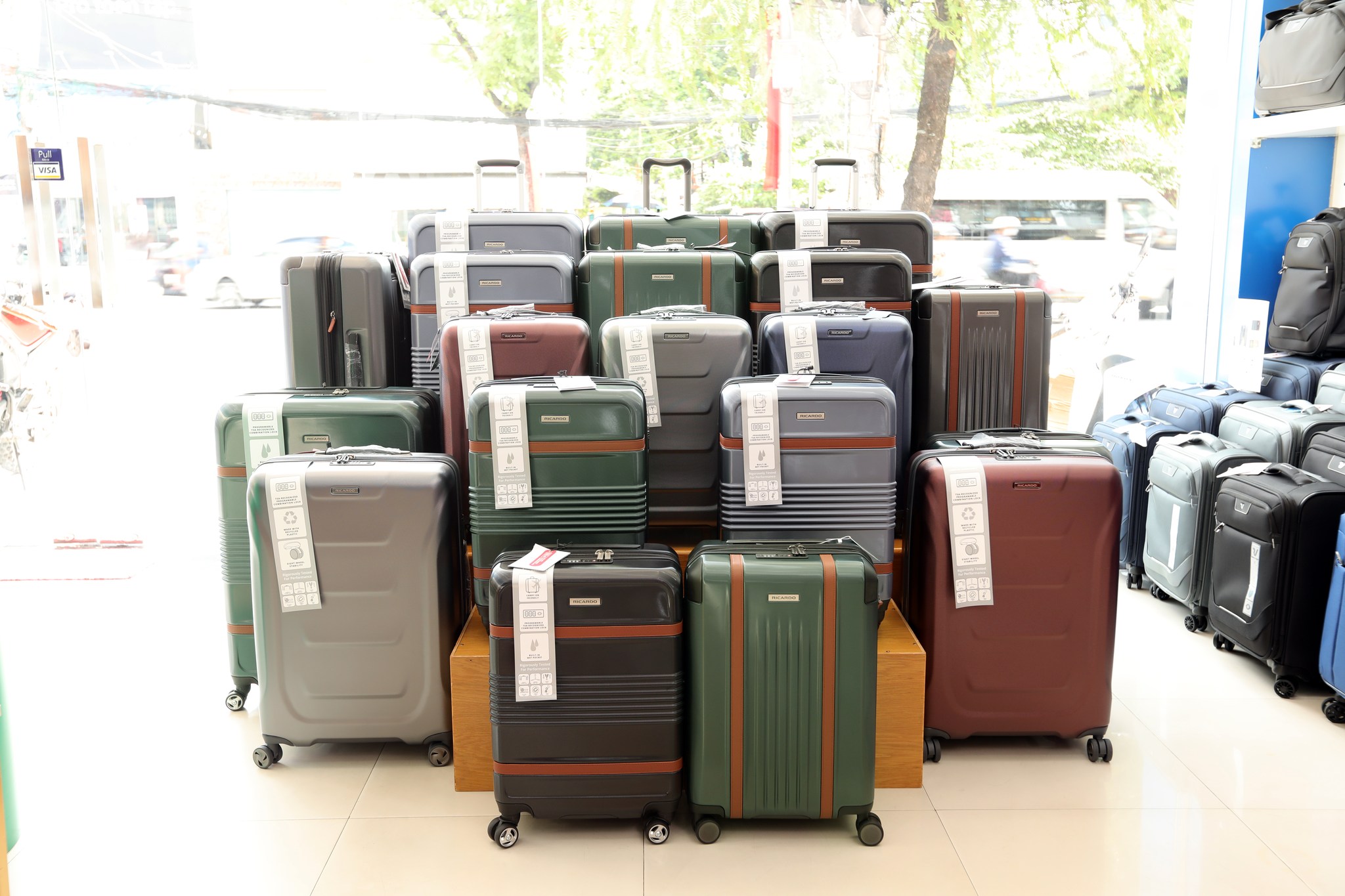 KOS Shop với sản phẩm vali chất lượng