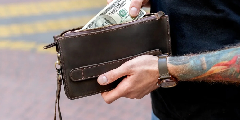 Cửa hàng bán bóp cầm tay nam hiện đại