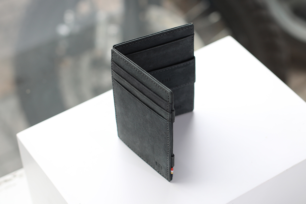 Ví Garzini Magic Wallet- Carbon Black hình thực tế 1