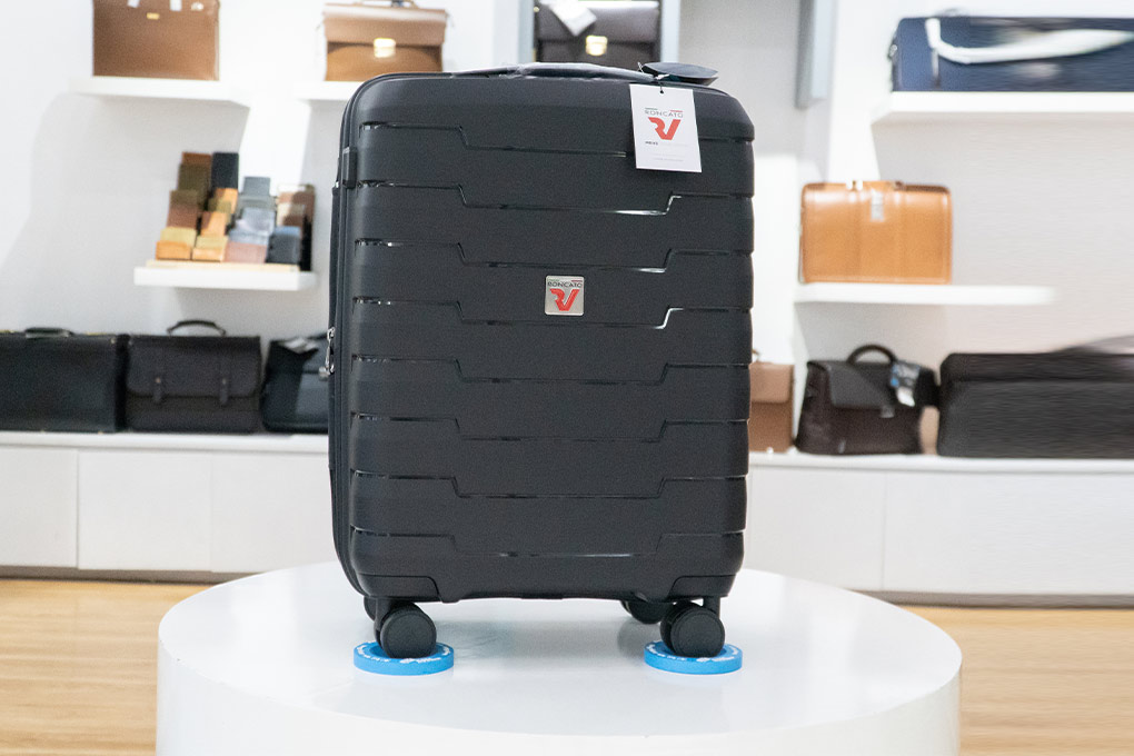Vali Roncato Skyline size S (20 inch) - Black hình thực tế 1