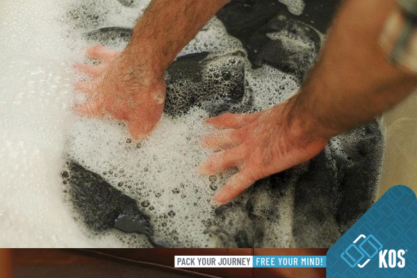 Làm sạch túi xách vải bằng nước ấm